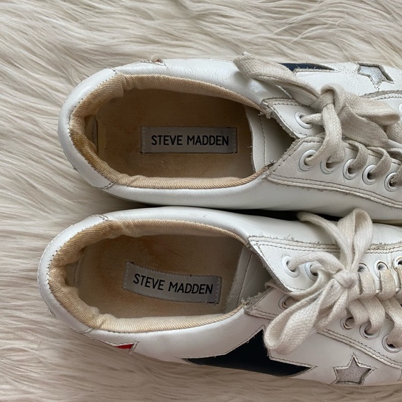Steve Madden White Leather Blue Red Star Print 4th of July America Post Sneakers - Picture 6 of 11